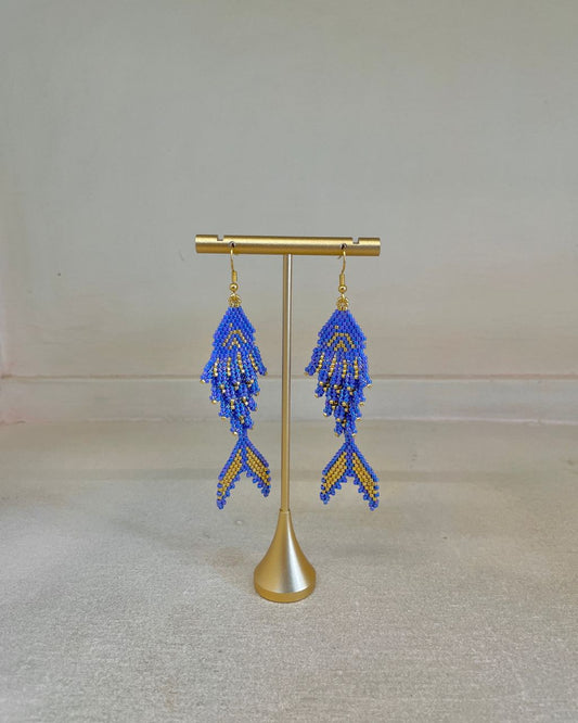 Aretes artesanales en miyuki en forma de pez, colgantes, color azul.