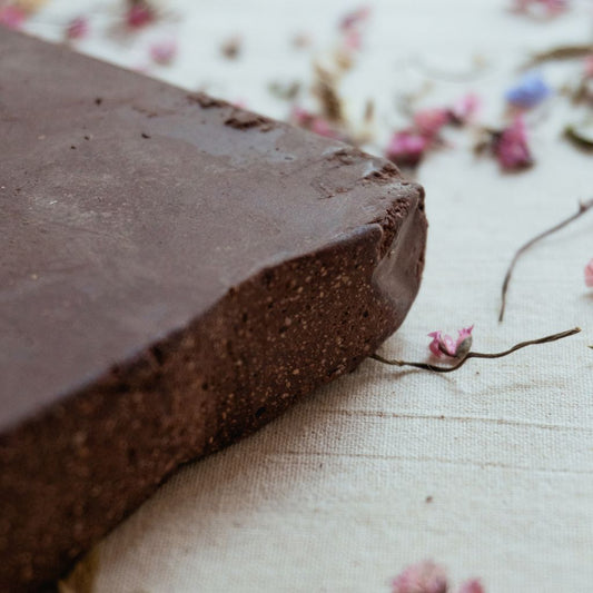 Pasta de cacao ceremonial 100% puro
y rústico, producido por comunidades locales de la Sierra Nevada de Santa Marta.