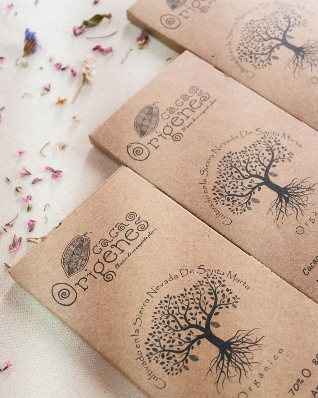 Barras de cacao de la Sierra Nevada de Santa Marta de 60% de concentración, endulzados con panela y stevia.