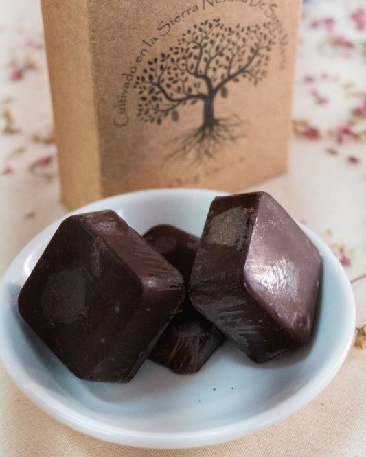 Cacao orgánico y puro, 100% colombiano. Dispoinble en pastillas por proción.