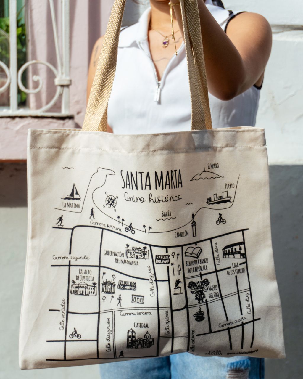 Tote bags estampados con diseños auténticos de Casa Triada y todas las atracciones en el Centro Histórico de Santa Marta.