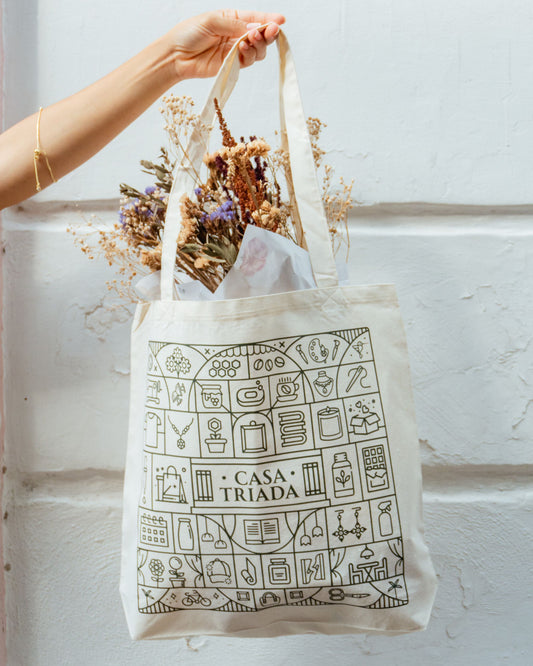 Tote bags estampados con diseños auténticos de Casa Triada y todos sus detalles especiales para visitantes y locales.