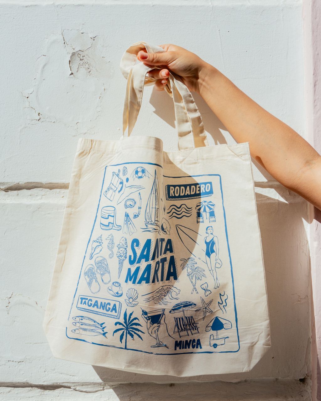 Tote bags estampados con diseños auténticos de Santa Marta y sus atracciones para los amantes de la playa y la aventura.
