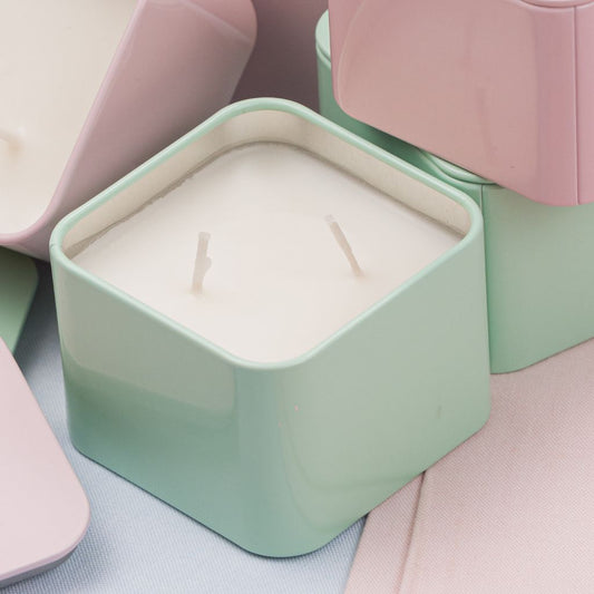 Velas aromáticas hechas artesanalmente en Colombia con mecha y envase metálico.