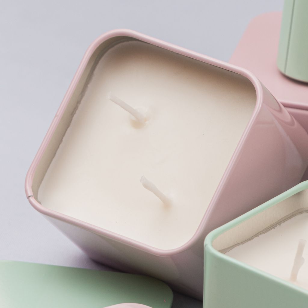 Velas aromáticas hechas artesanalmente en Colombia con mecha y envase metálico.