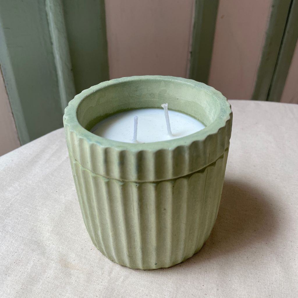 Velas de soya en Potera Totem hecha a mano en colombia con mezlca de arcillas y franjas talladas, en color menta pastel con acabado mate.