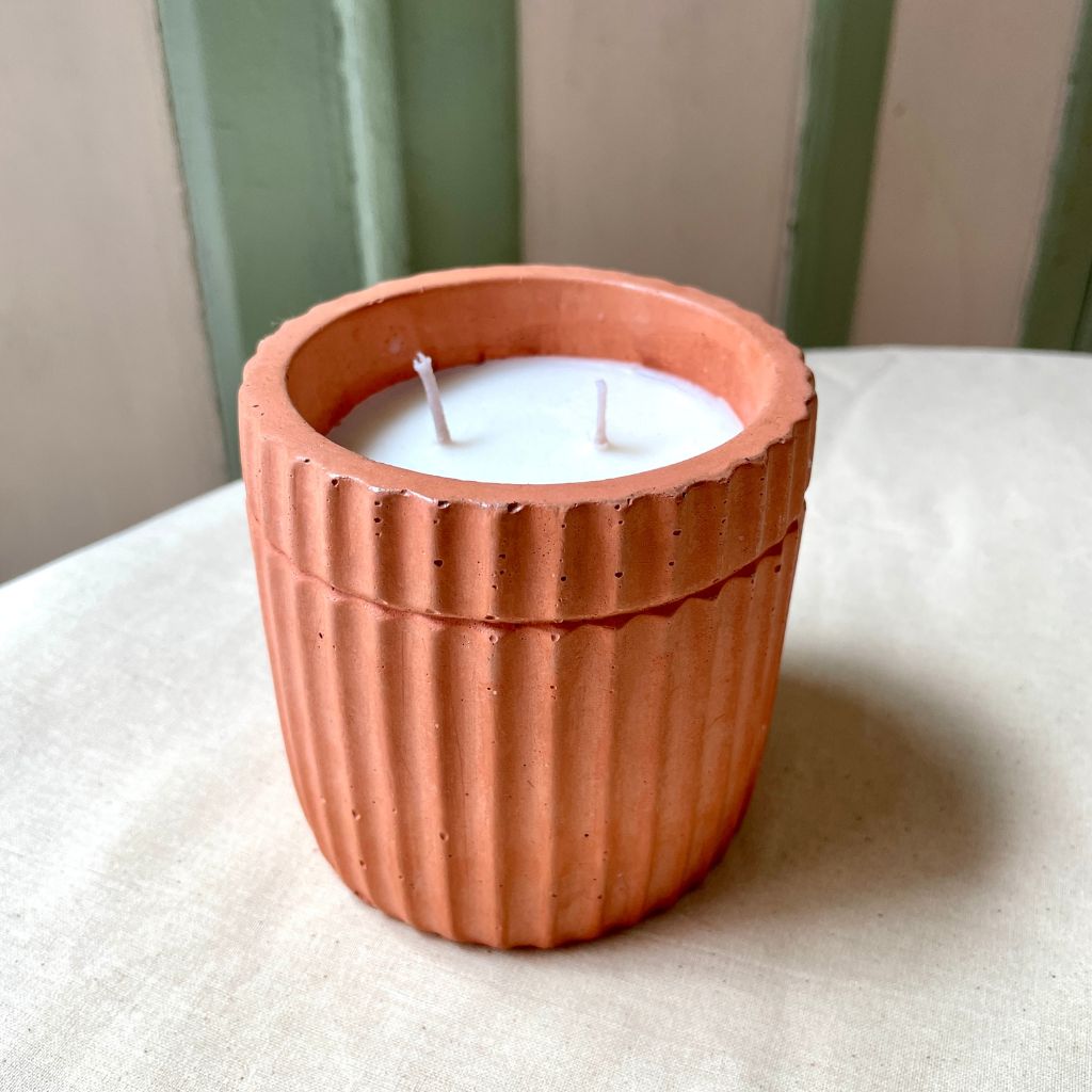 Velas de soya en Potera Totem hecha a mano en colombia con mezlca de arcillas y franjas talladas, en color zapote con acabado mate.