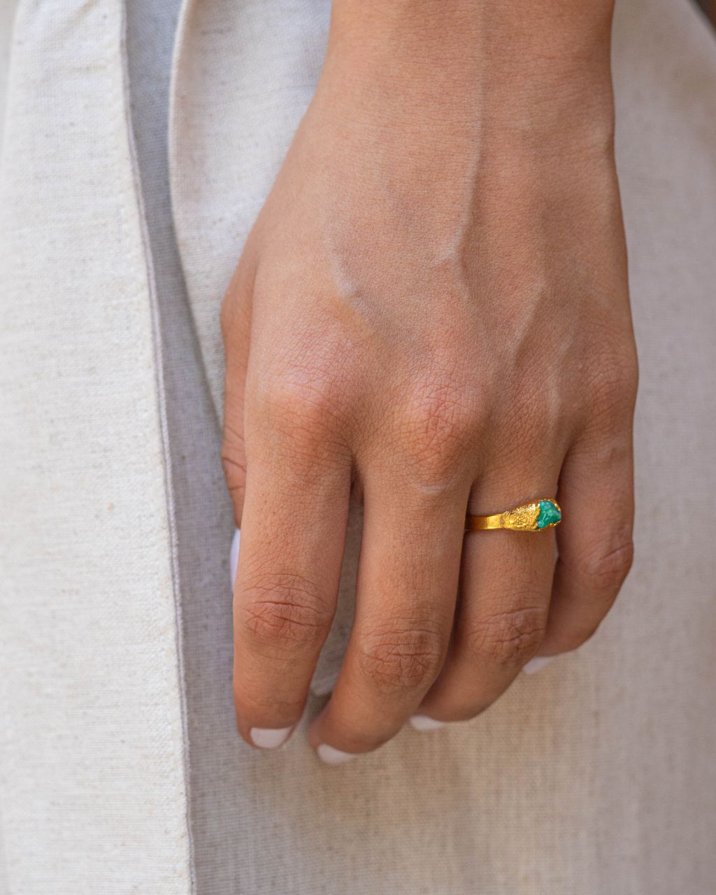 Este anillo, con su esmeralda incrustada, encarna una elegancia atemporal y un brillo duradero.