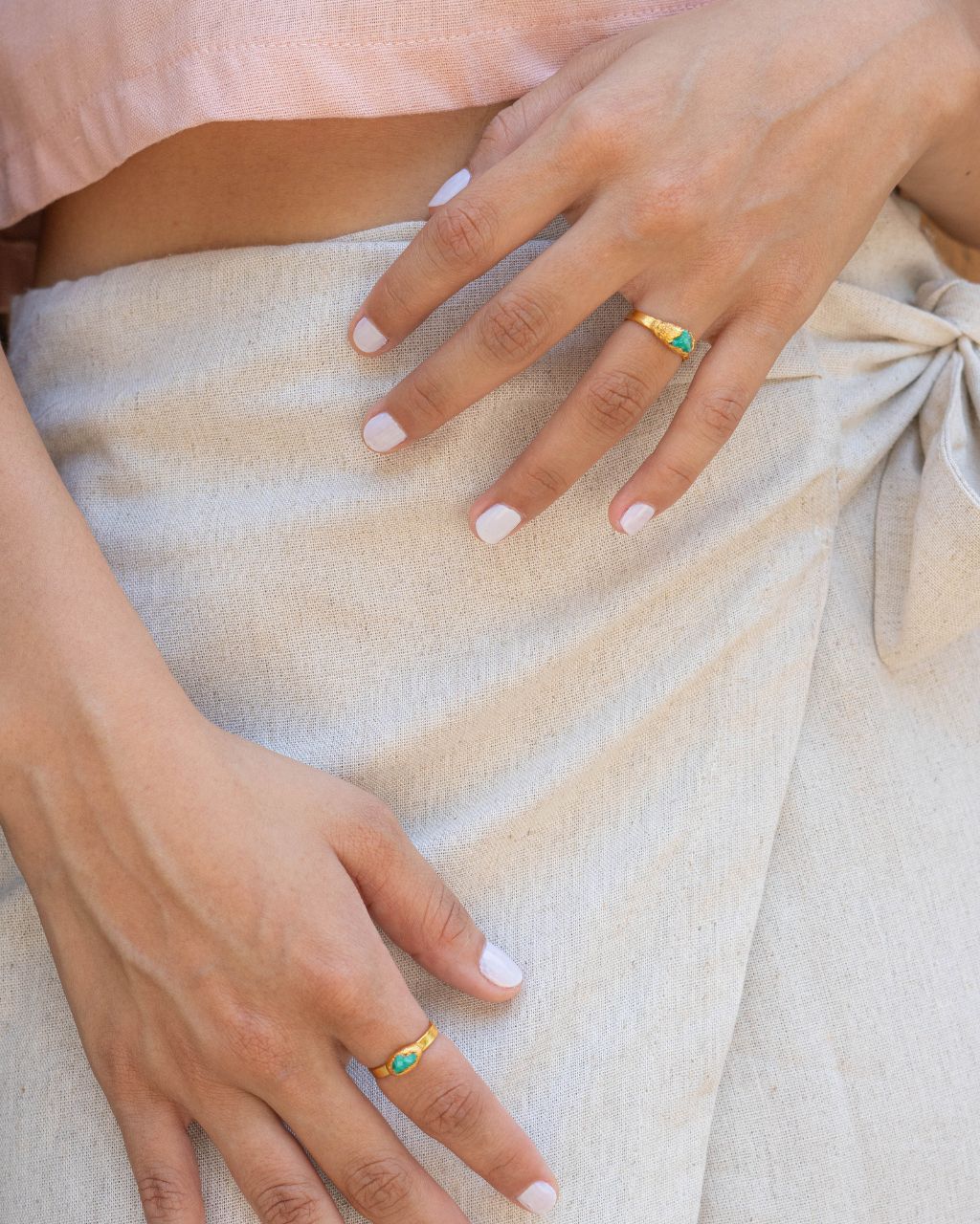 La gema de este anillo se encuentra firmemente colocada, simbolizando un compromiso eterno con la belleza y el estilo.