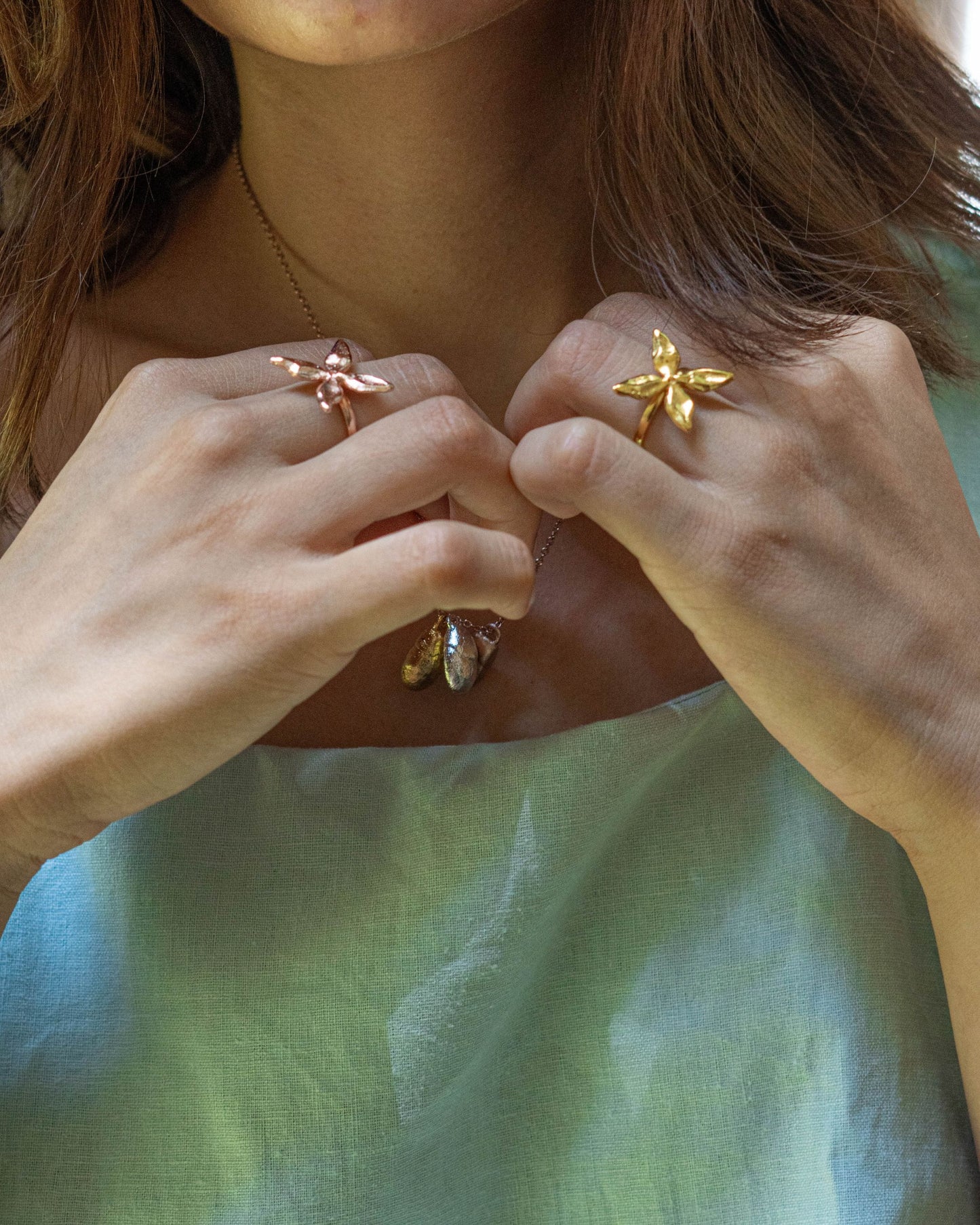 Anillos de ixora con baño en oro de 24 quilates hechos a mano en Colombia.