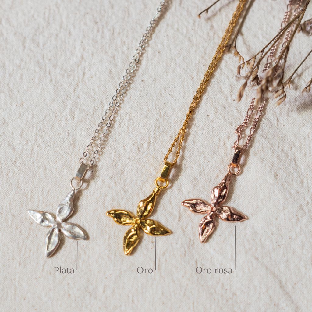 Collar de Ixora, en tres acabados oro, oro rosa y plata.