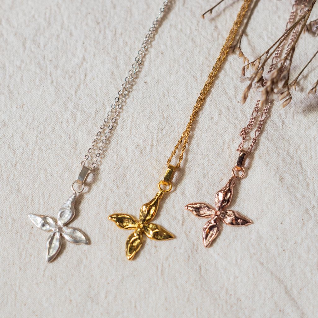 Collar de Ixora, con baño en oro y enchape en plata.