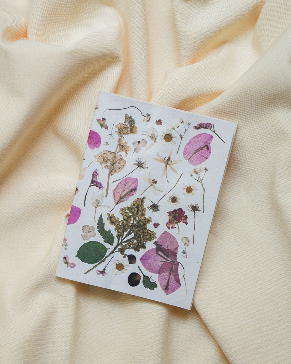 Cuaderno Ecológico con print de flores rosadas colombianas.