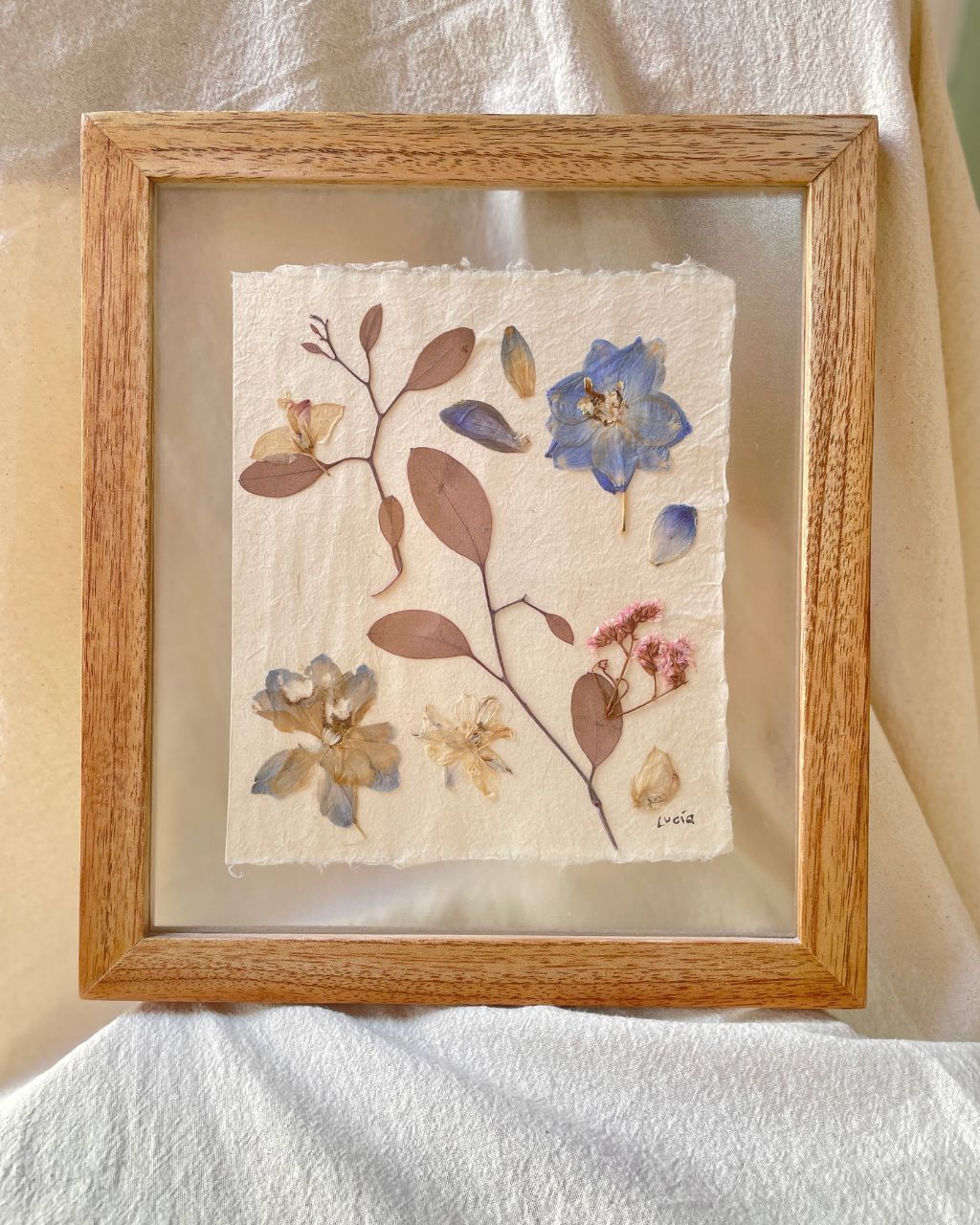 Cuadro de flores prensadas edición oráculo de delfos en papel artesanal entre vidrios.