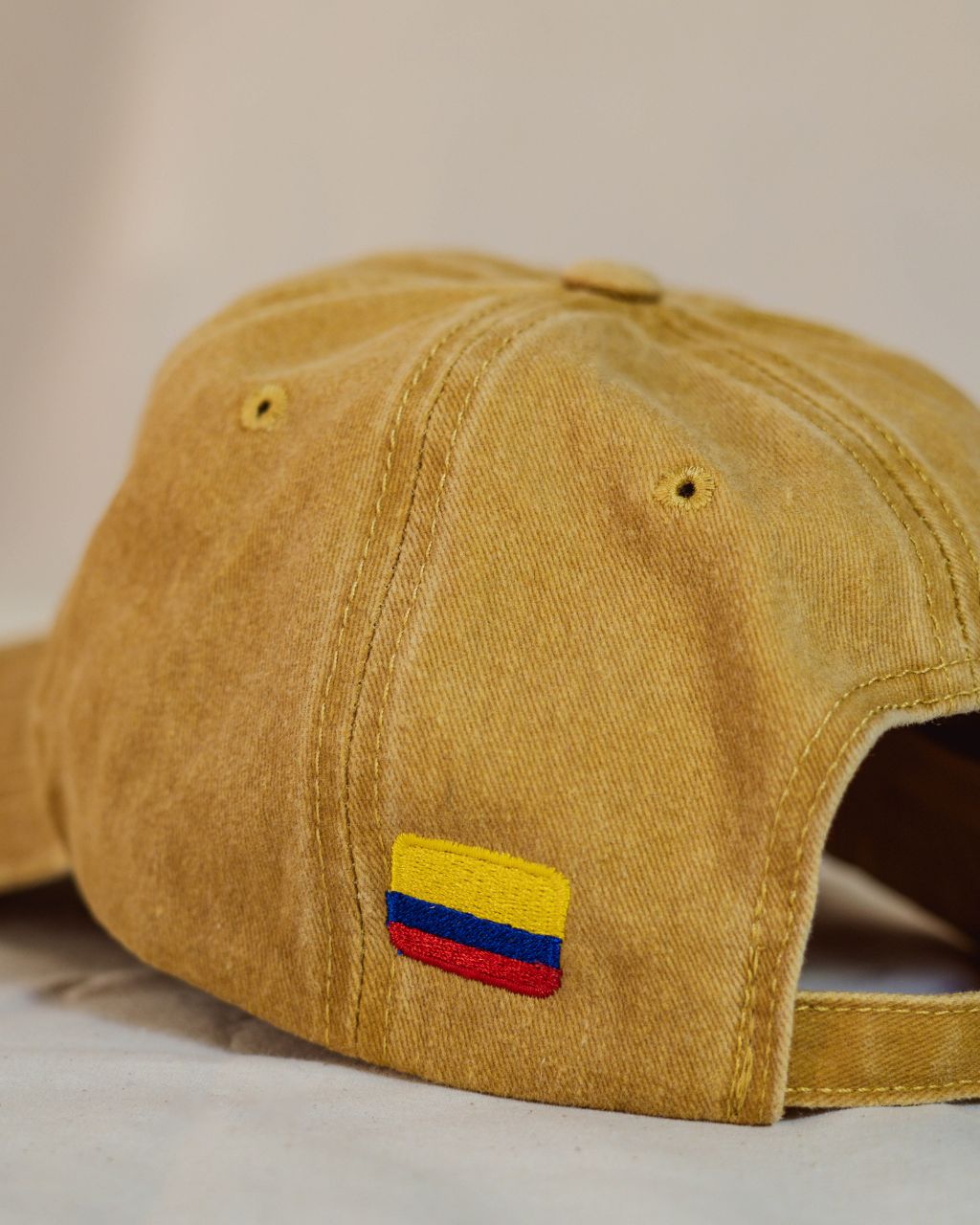 Reverso de la gorra con bordado de la bandera de Colombia.