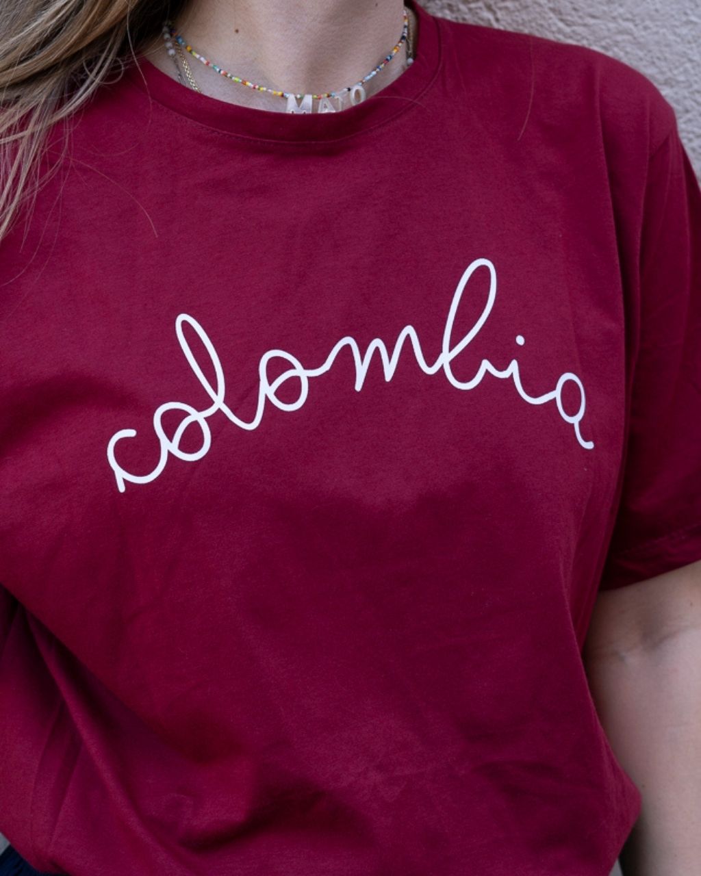 Zoom t-shirt Colombia Cursiva con fondo rojo.