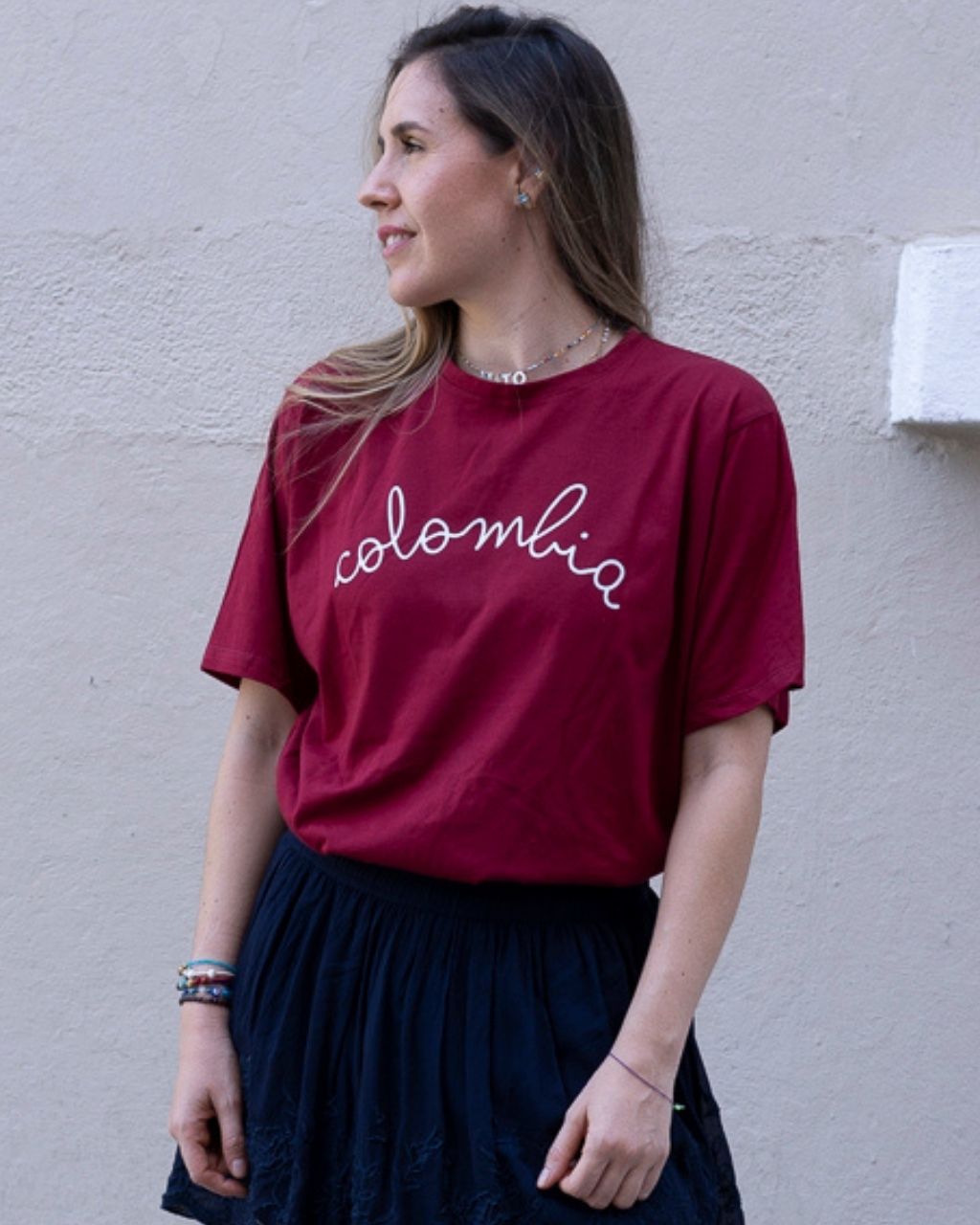 T-shirt Colombia Cursiva con fondo rojo.