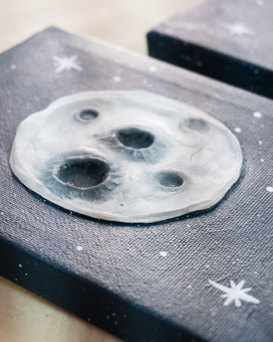 Arte en alto relive, hechas en yeso sobre lienzo, obra luna llena de 20 x 15 cm.