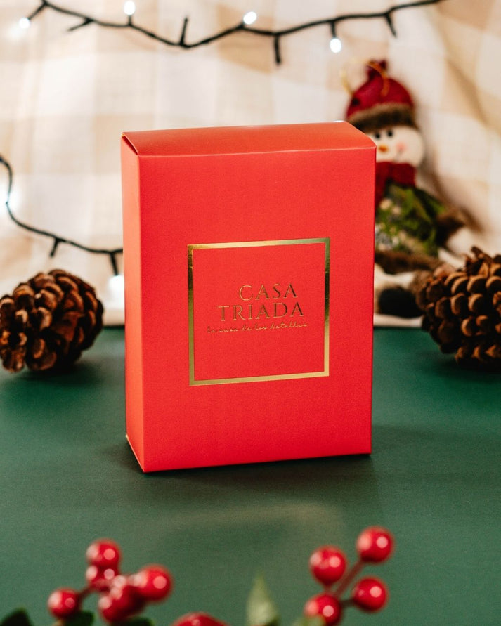 Empaque de regalo en elegante caja roja.