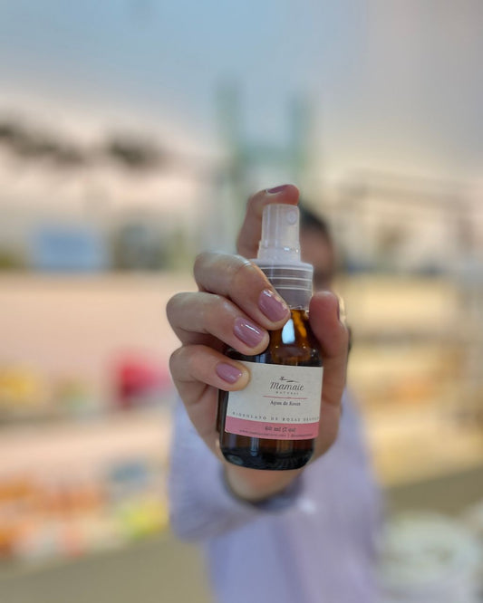 Agua de rosas orgánico y natural en envase de vidrio, tamaño travel friendly de 60 ml.