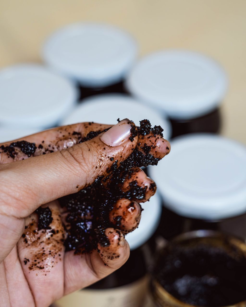 Scrub natural con la granularidad perfecta para exfoliar el cuerpo hecho con café e hidrolato de lavanda.