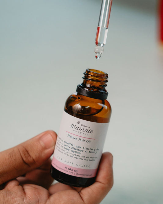 Aceites naturales para el cuidado capilar con gotero de cristal.