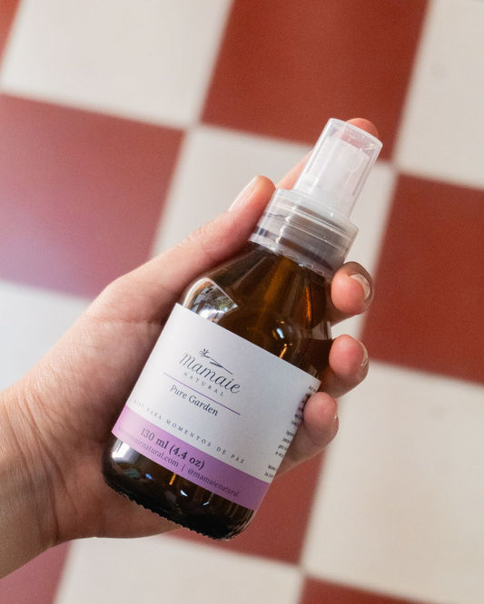 Bruma natural a base de agua y alcohol, y enriquecida con aceites esenciales. Presentación en envase de vidrio con dispensador en spray.