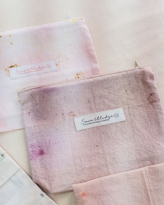 Cartuchera multiuso hecha con fibras y tintes naturales.