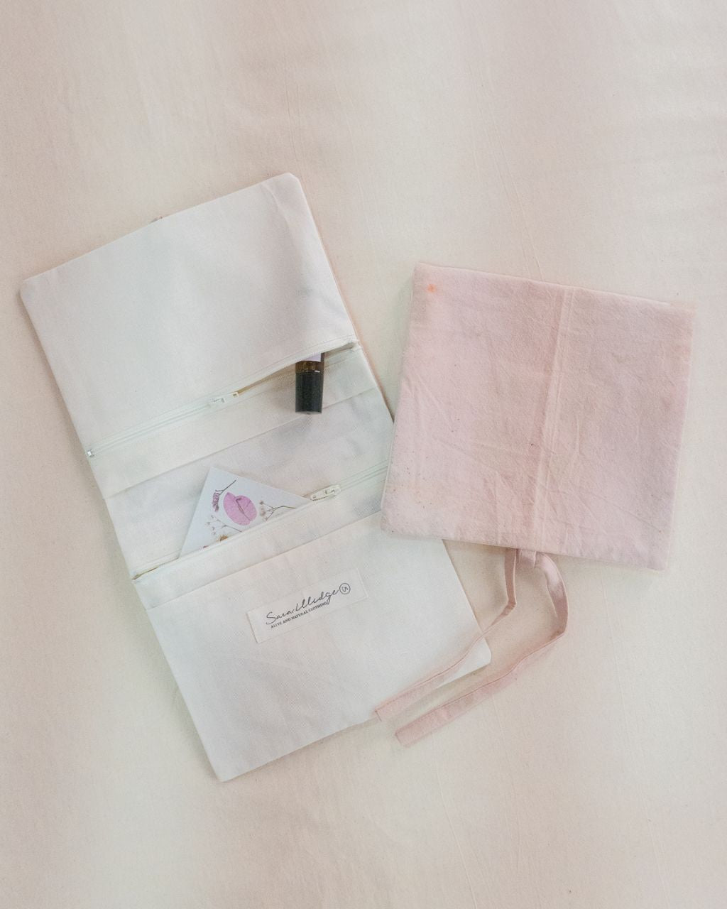 Neceser multiuso hecho artesanalmente con fibras y tintes naturales. Multiuso, para organizar lo que llevas en tu cartera y viajes.