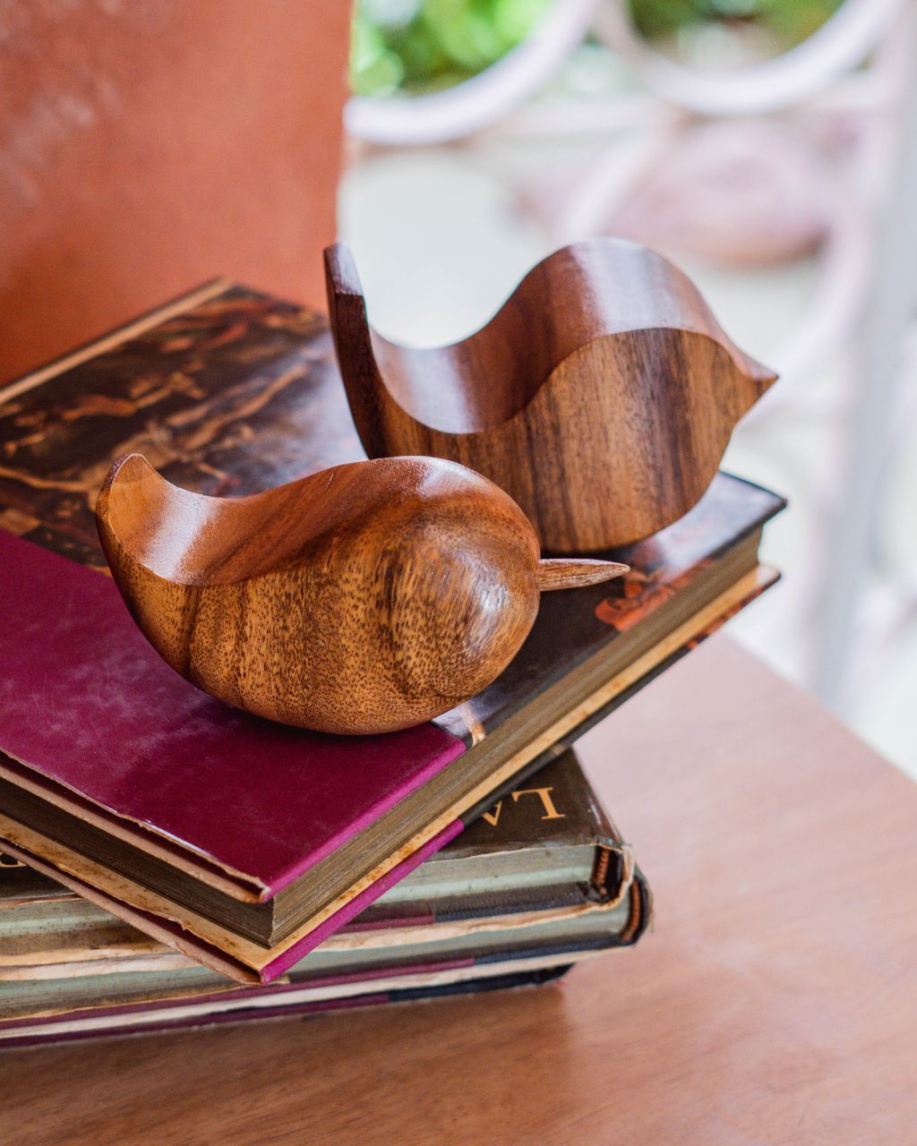 Aves decorativas hechas en madera recuperada de árboles caídos que ilustra el colibrí