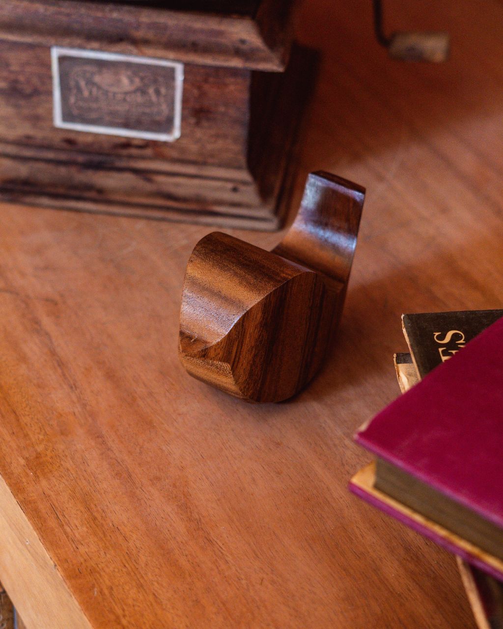 Aves decorativas hechas en madera recuperada de árboles caídos que ilustra el copetón.