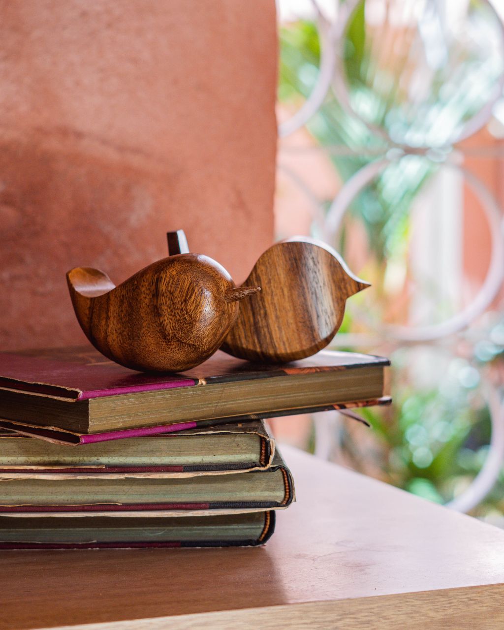 Aves decorativas hechas en madera recuperada de árboles caídos