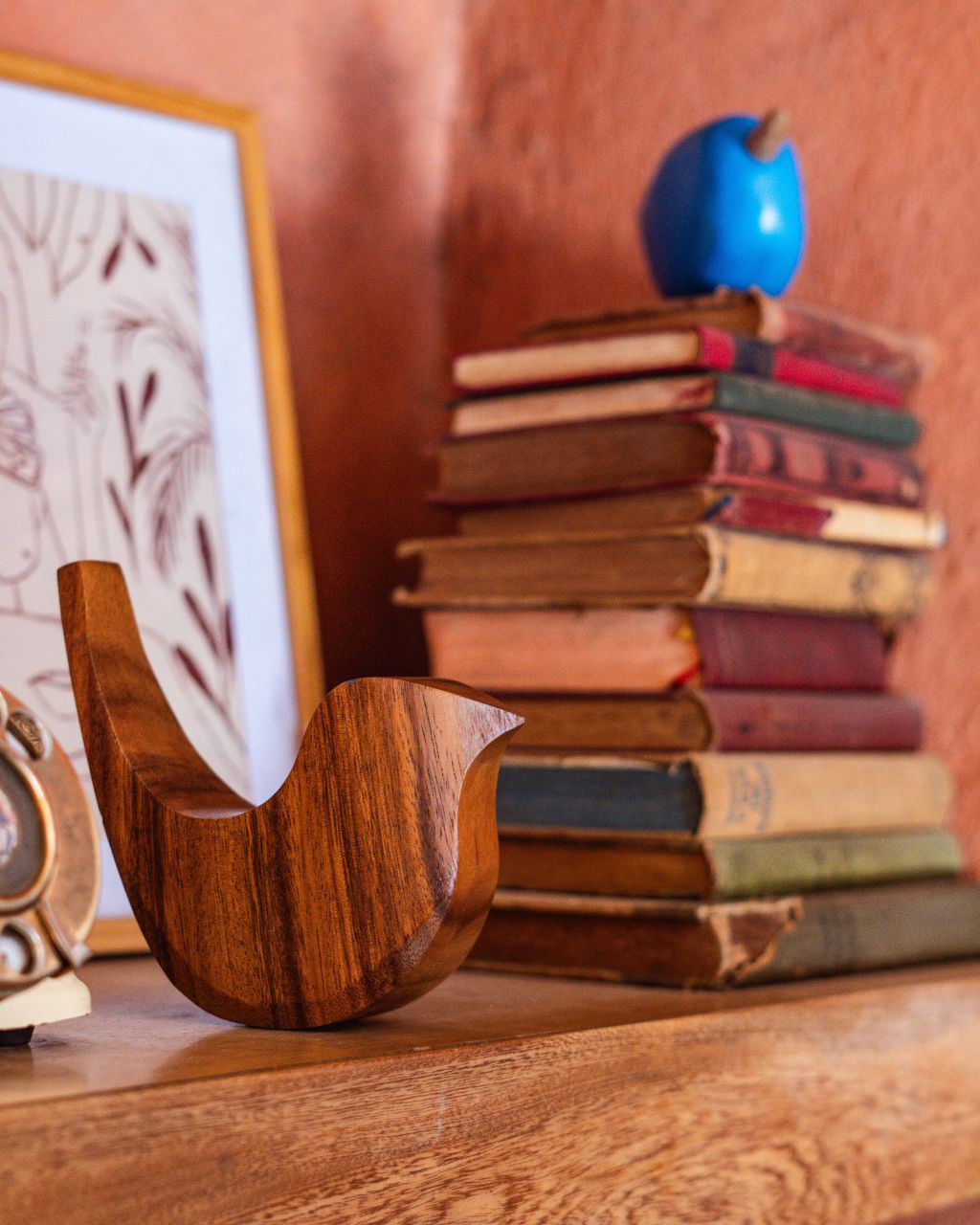 Aves decorativas hechas en madera recuperada de árboles caídos que ilustra el tángara de Santa Marta