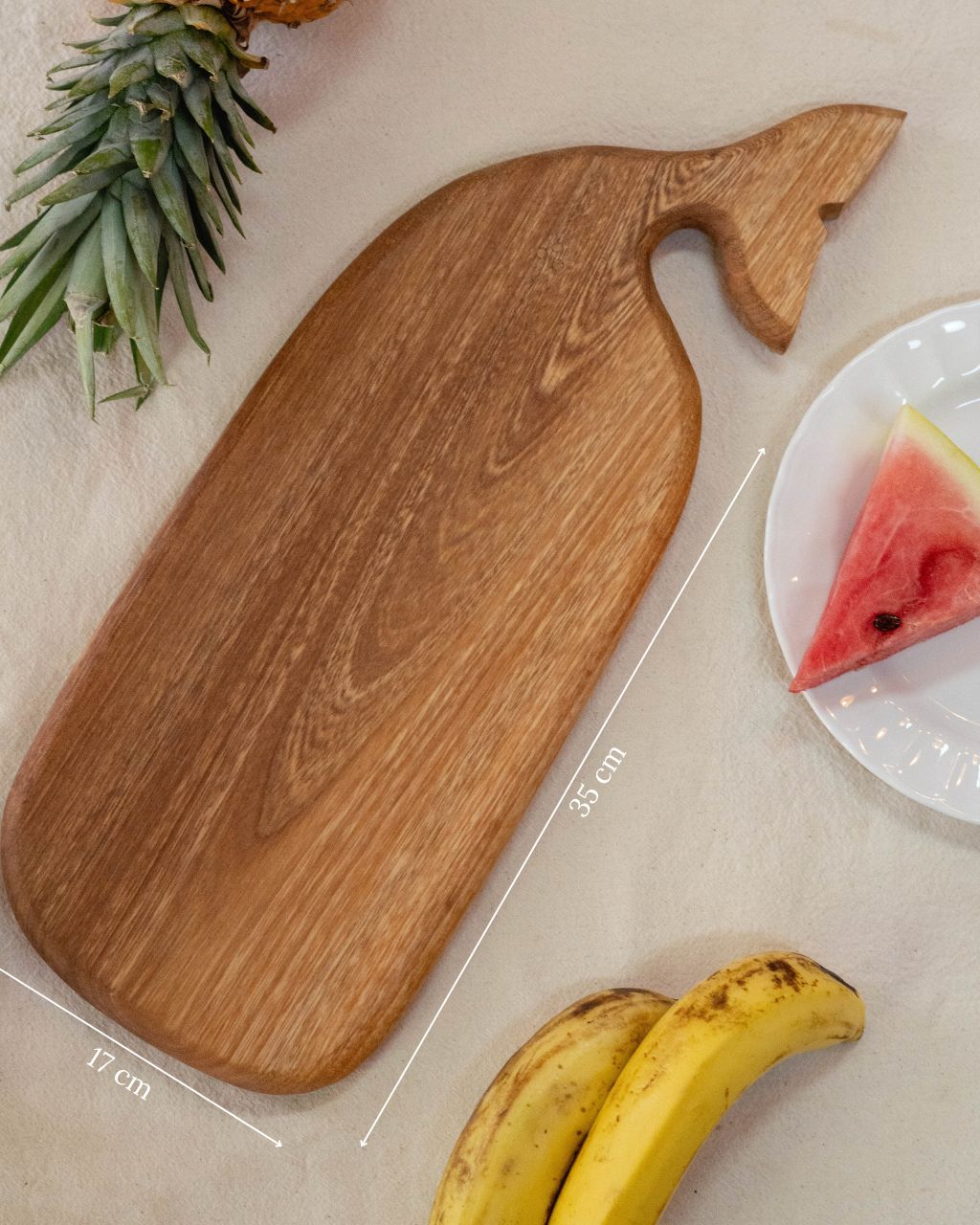 Tablas de cocina con madera recuperada de árboles caídos en forma de ballena.