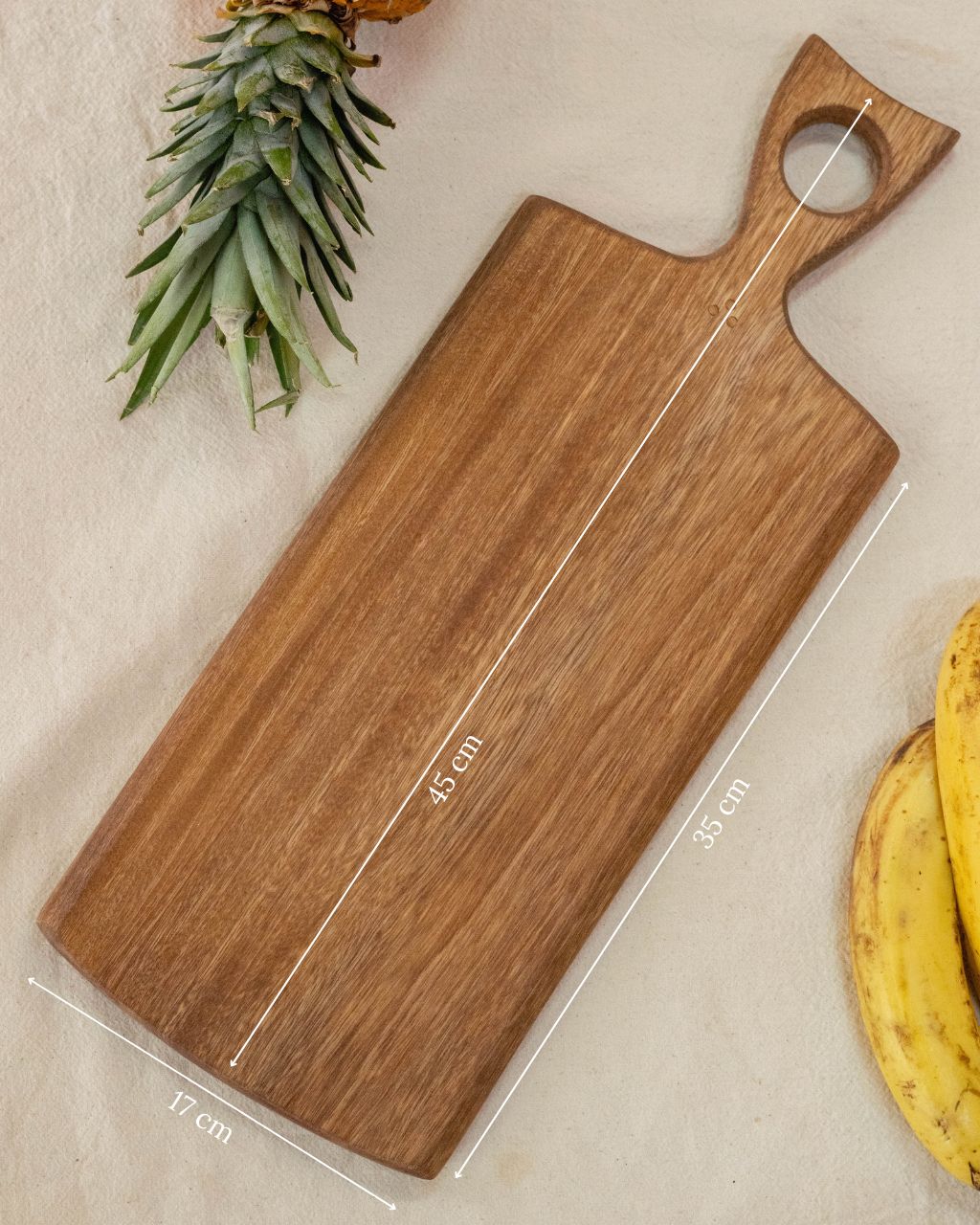 Tablas de cocina con madera recuperada de árboles caídos en forma rectangular.