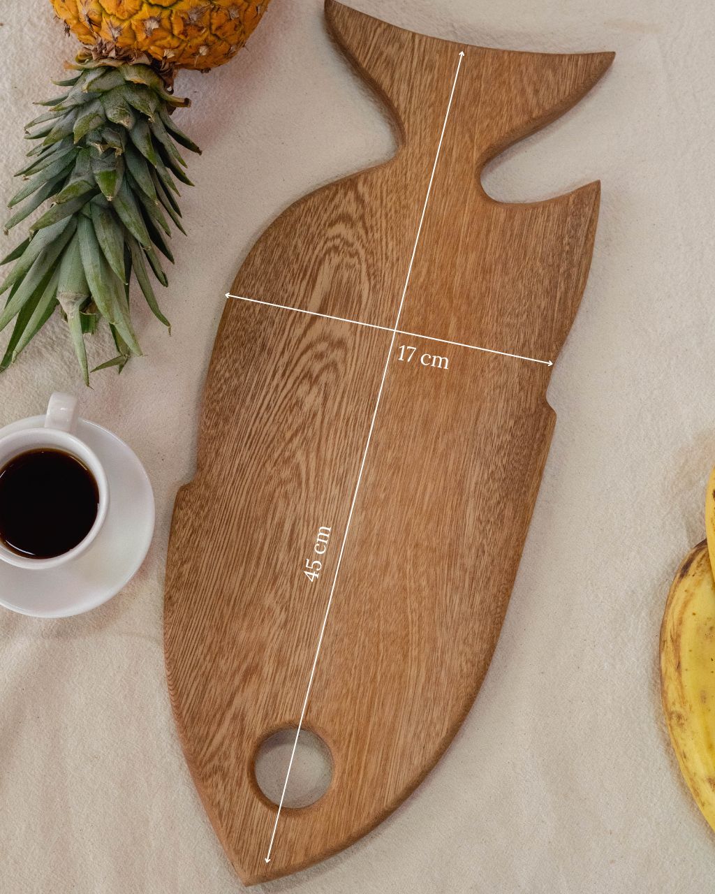 Tablas de cocina con madera recuperada de árboles caídos en forma de pez.