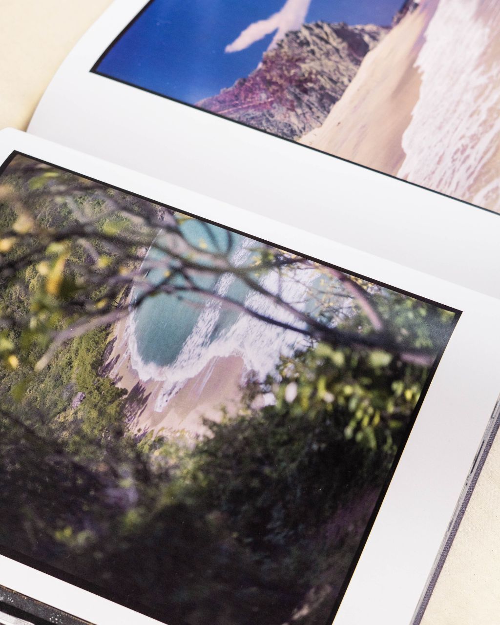 Una playa escondida que susurra secretos al océano, capturada en su máxima serenidad.