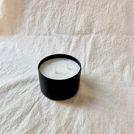 Velas aromáticas hechas artesanalmente en colombia con mecha y envase metálico.