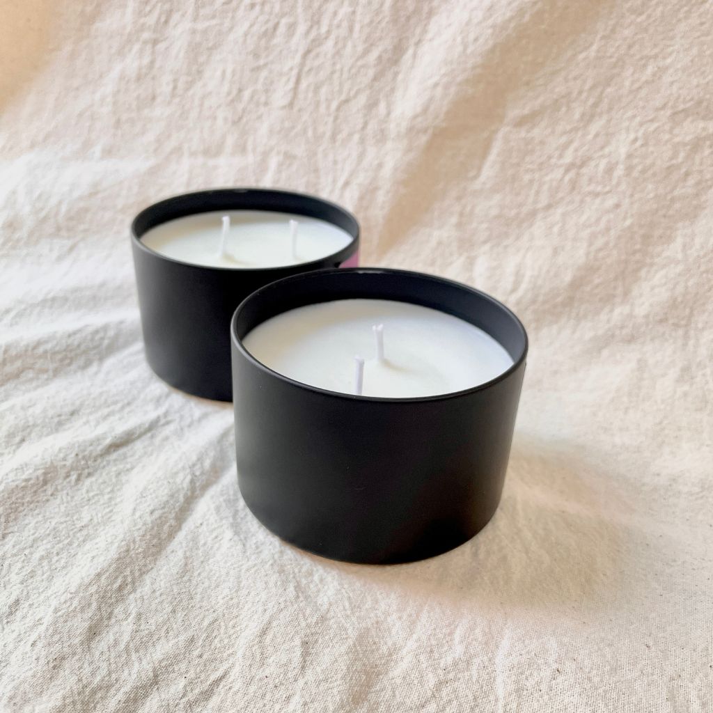 Velas aromáticas hechas artesanalmente en colombia con mecha y envase metálico.