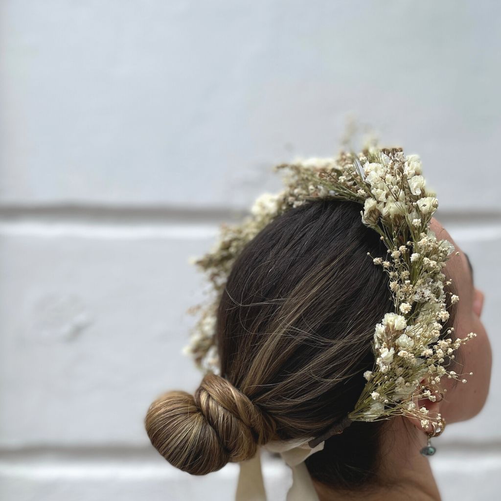 Diadema de flores secas ajustable a la medida de la cabeza.