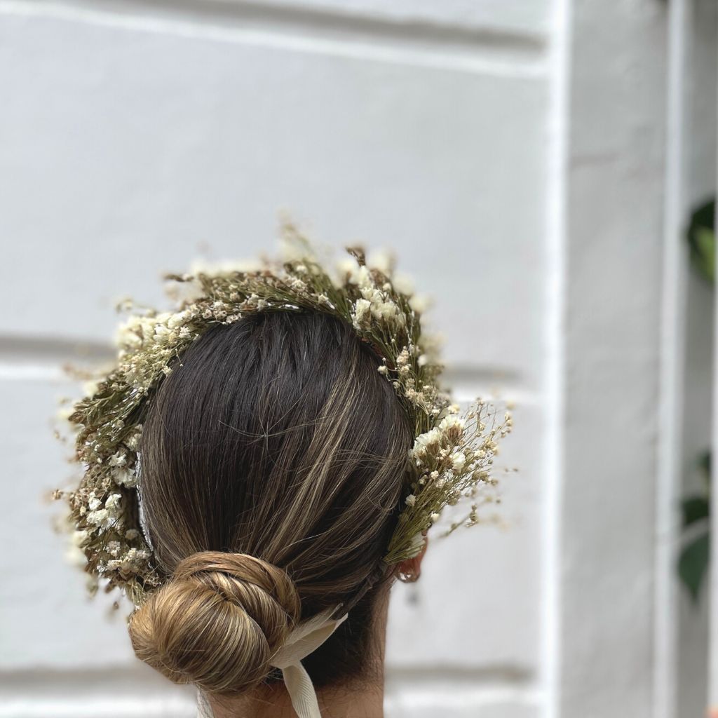 Diadema de flores secas para ocasiones especiales.