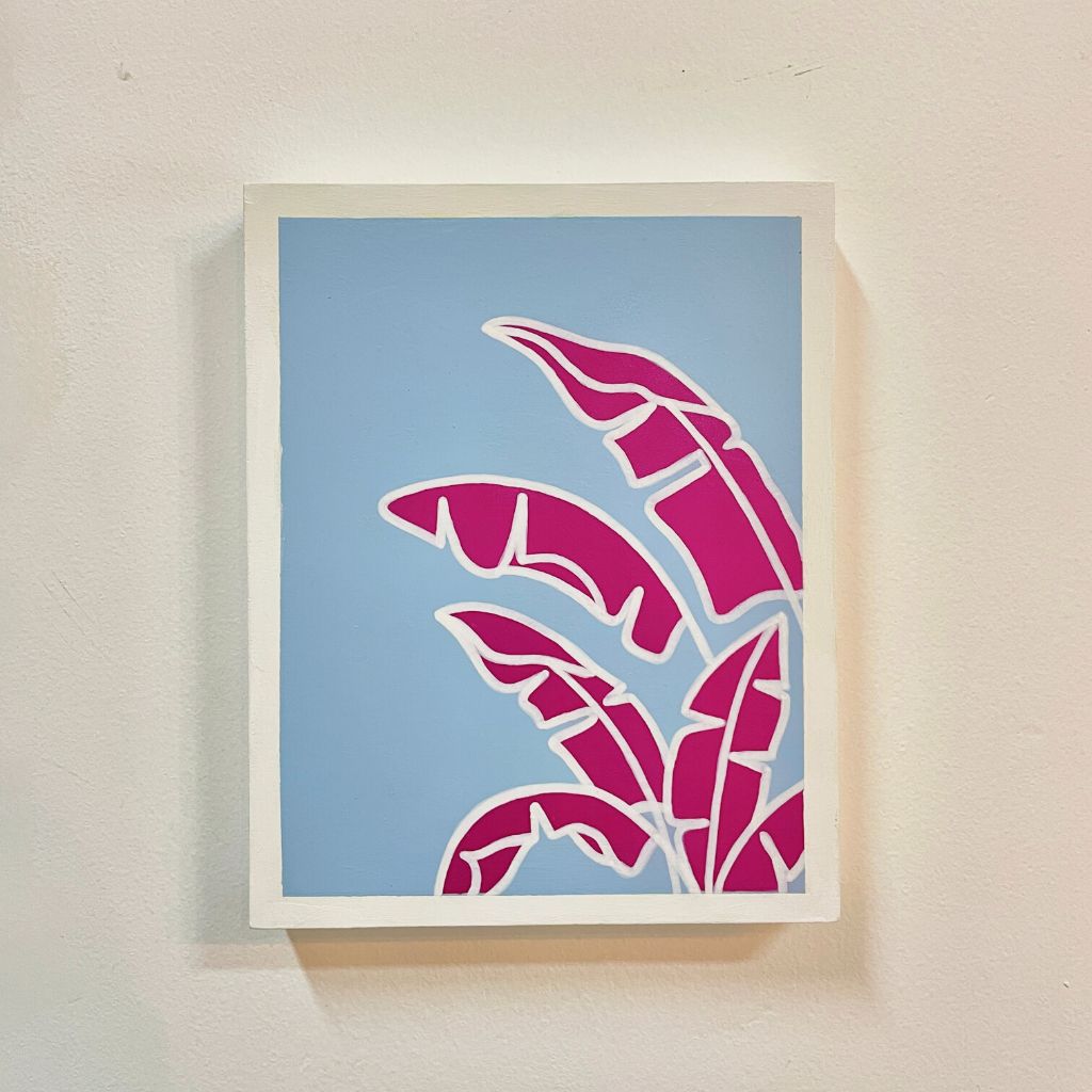 Arte con la técnica de línea clara que ilustra hoja de plátano mora sobre color cielo.