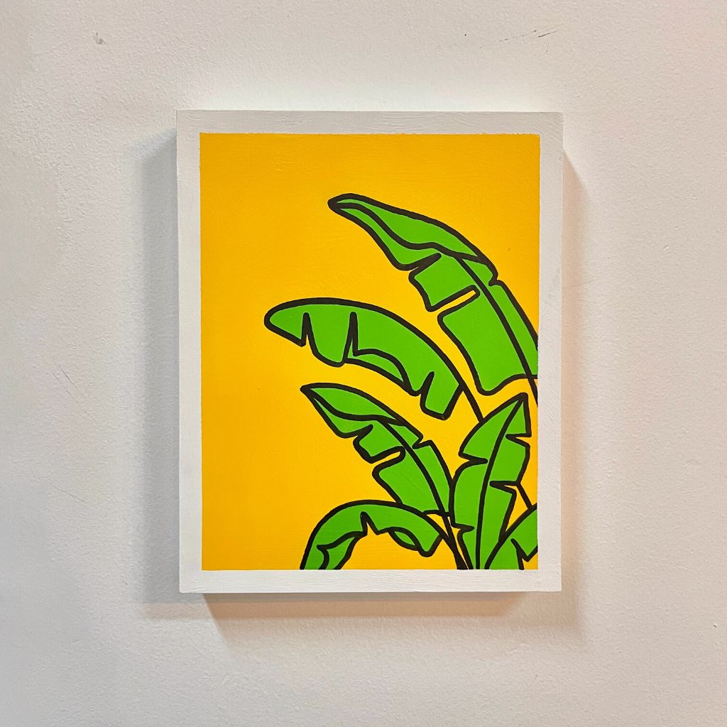 Arte con la técnica de línea clara que ilustra hoja de plátano verde sobre color amarillo.