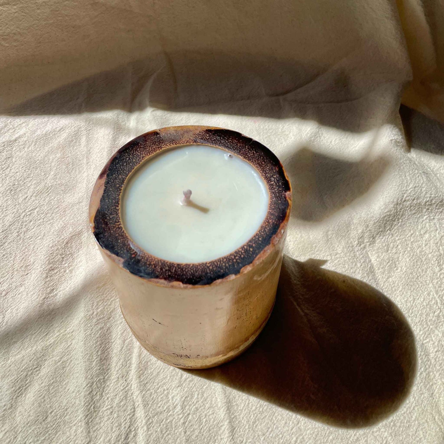 Velas herbales en envase de madera natural, de 450 gr aproximadamente.