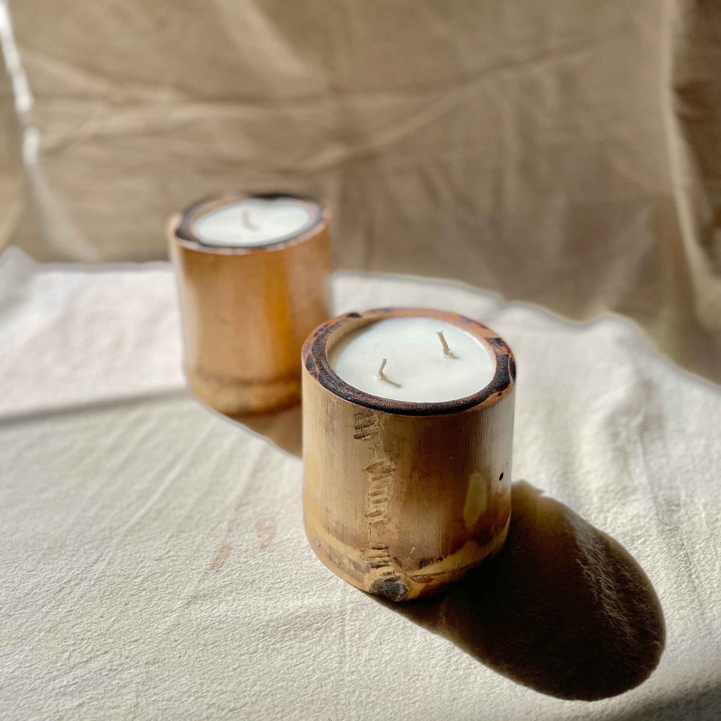 Velas herbales en envase de madera natural.