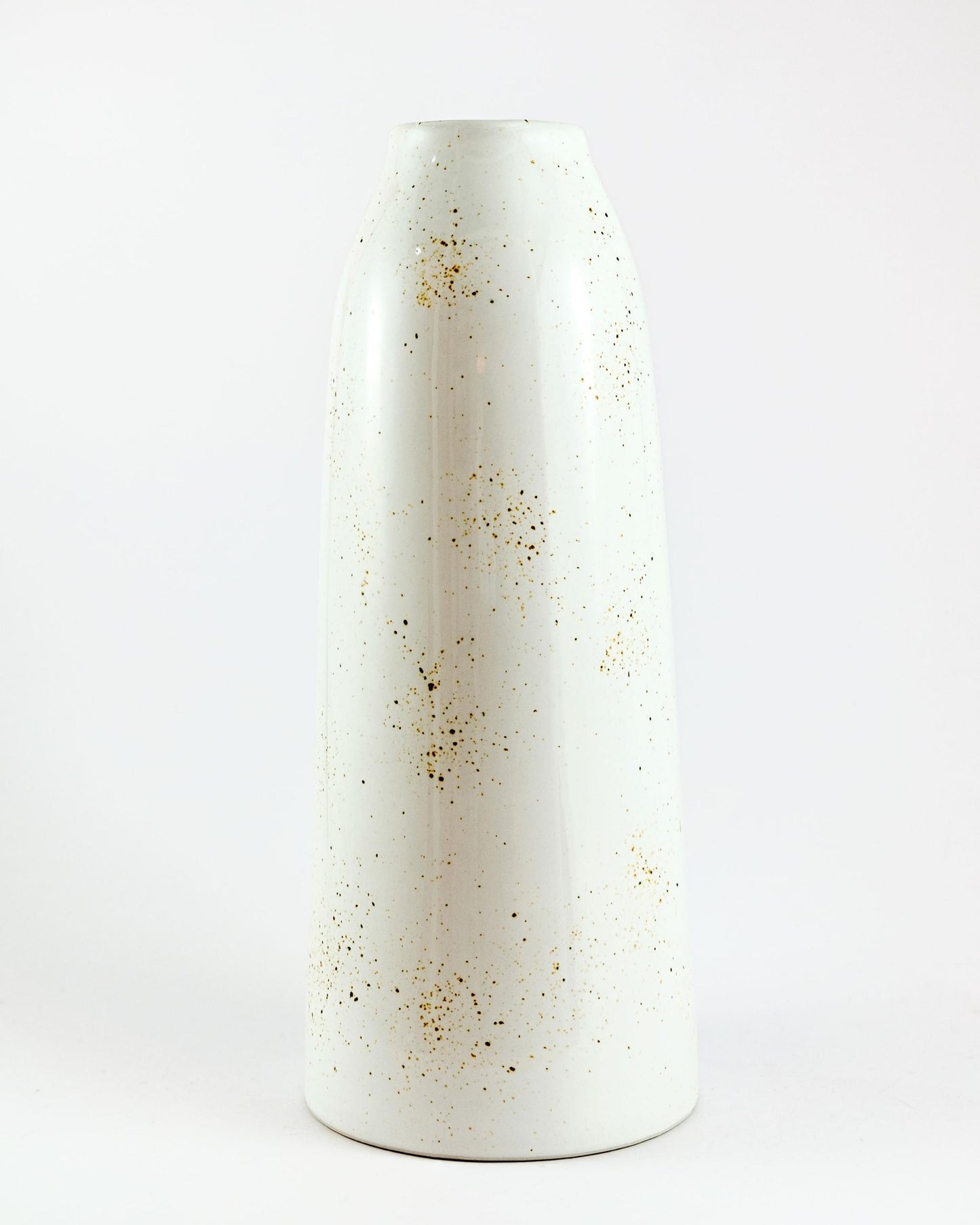 Florero alargado blanco con pecas doradas hecho artesanalmente a mano con cerámica