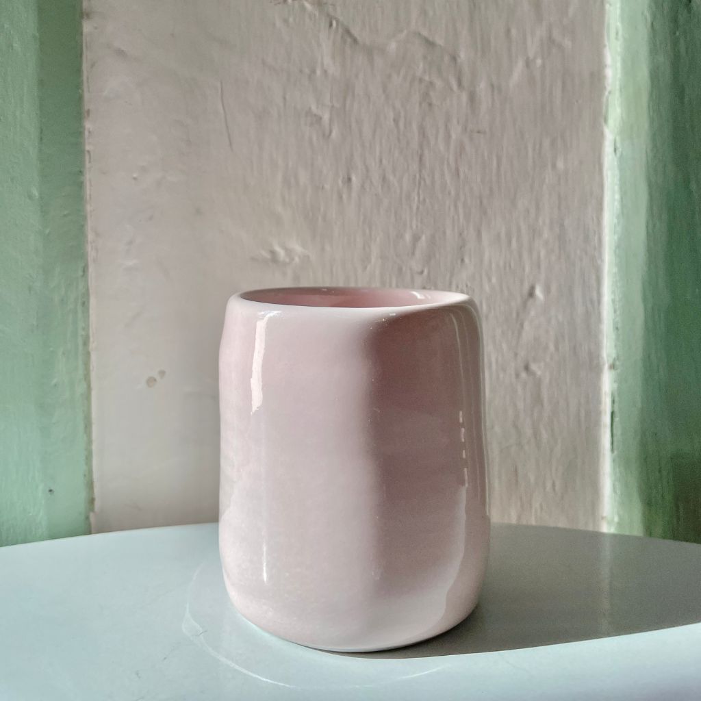 Mug en cerámica hecho a mano en Colombia color palo de rosa.