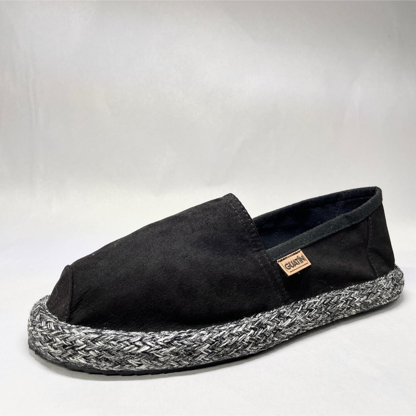 Zapatilla tipo alpargata para hombre en color azabache, confeccionada en Colombia por artesanos
