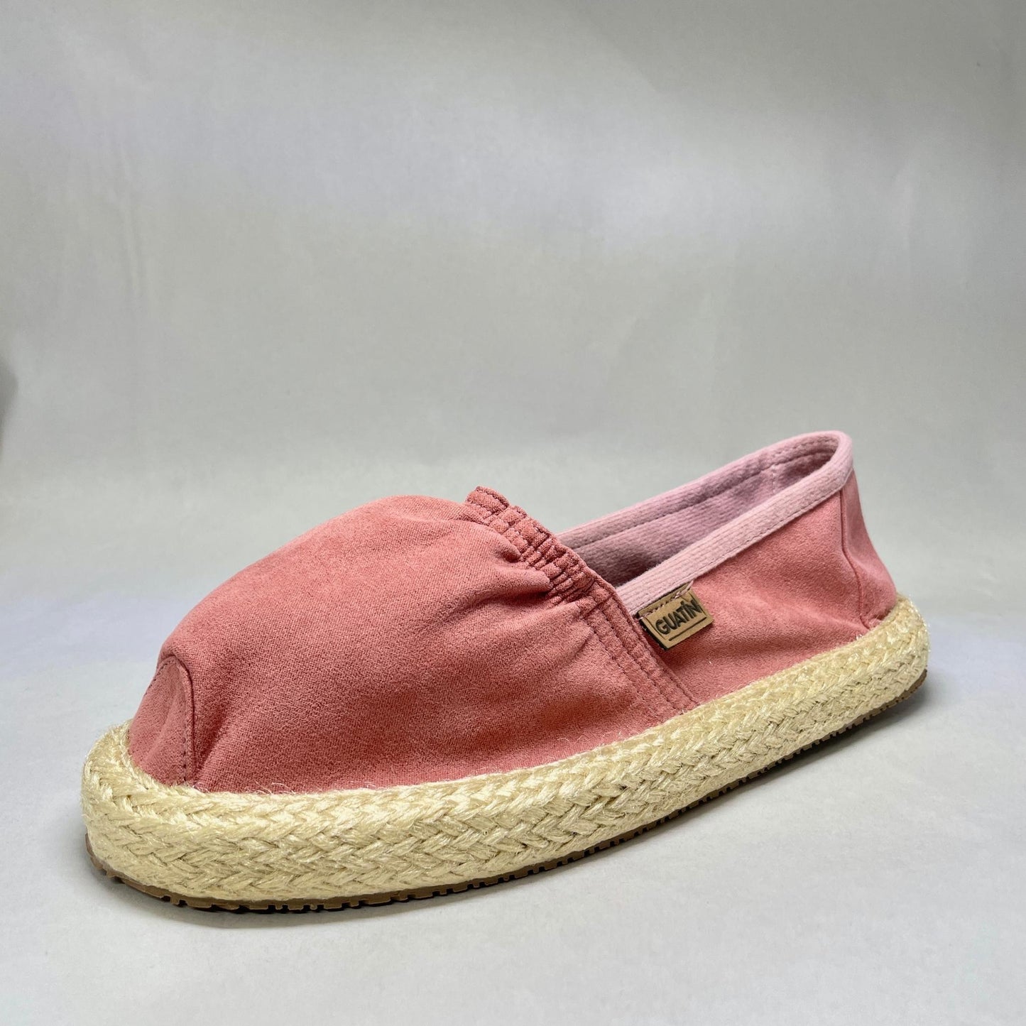 Zapatilla tipo alpargata para mujer en color arasá, confeccionada en Colombia por artesanos