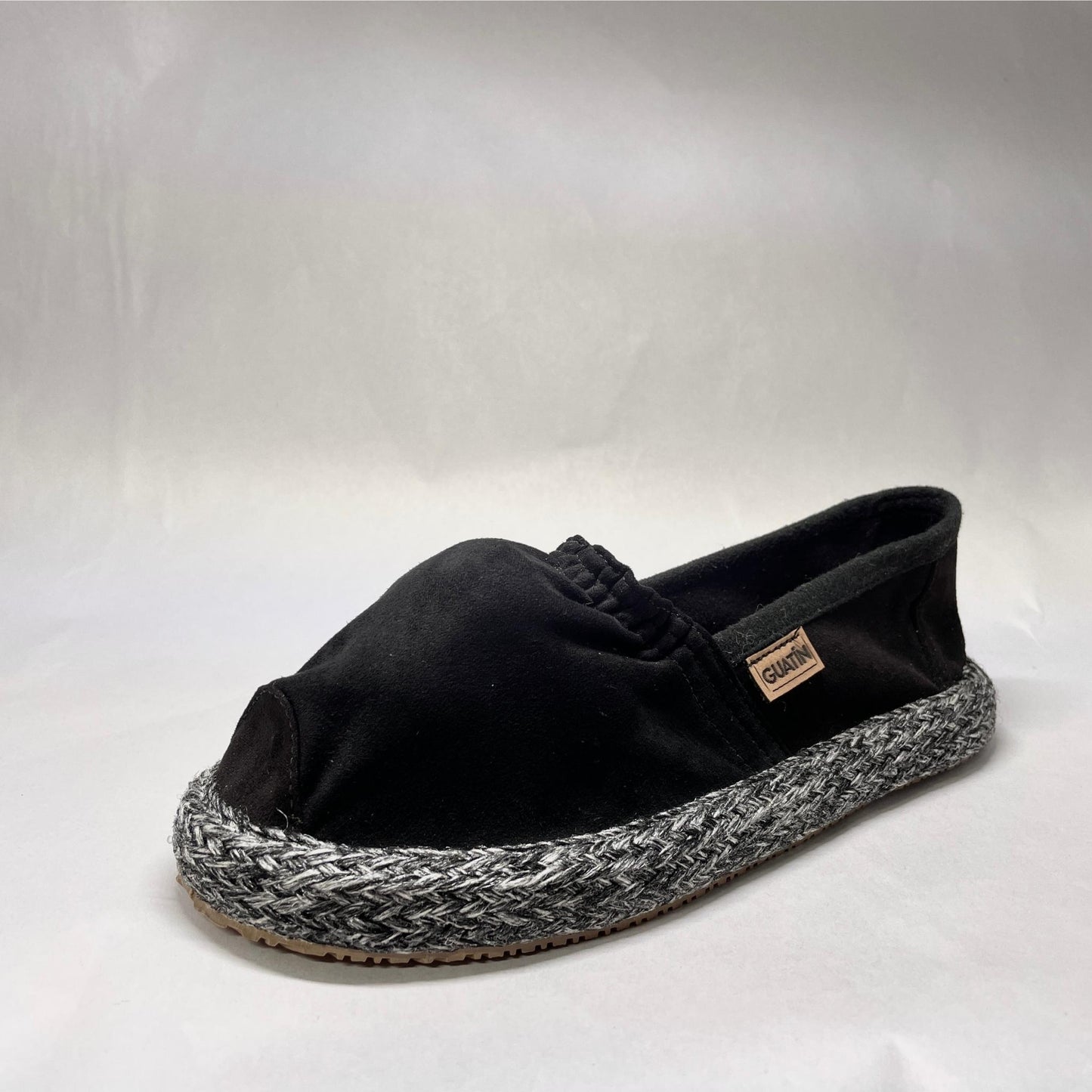 Zapatilla tipo alpargata para mujer en color azabache, confeccionada en Colombia por artesanos